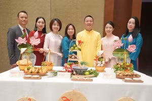 阮春面老师·（右三）参加在中国重庆举行的越南美食推介活动。（图片来源：越通社）。