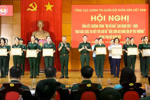 越南人民军总政治局副主任黎光明上将与越南人民军副总参谋长范长山上将向各集体和个人颁发奖励。（图片来源：越通社）