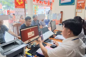 谅山省芝陵乡公共行政服务中心的官员通过VneID 应用程序处理行政程序。（图片来源：越通社）
