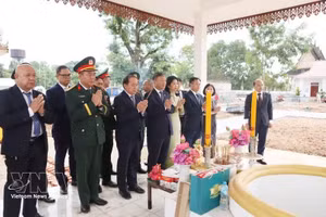 越南驻老挝大使馆与越南在老各代表机构、旅老越南人社群以及万象省有关部门在万象省老挝—越南联军遗迹区为英雄烈士举行上香和献花仪式。