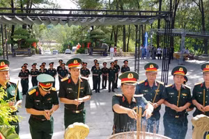 由第四军区司令何寿平中将率领的工作组前往长山国家烈士陵园献花和上香缅怀各位英烈。（图片来源：越通社）