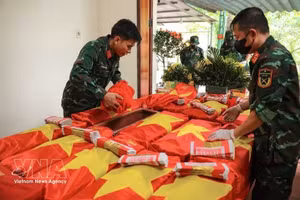 对遗骸状况进行评估，随后将进行DNA采样以确定烈士身份。（图片来源：越通社）