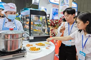消费者在Vietfish展会上了解出口水产品。（玉映 摄）