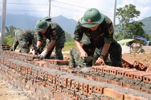 莱州省军事指挥部官兵正集中力量为受灾群众建设新家园。（图片来源：越通社）
