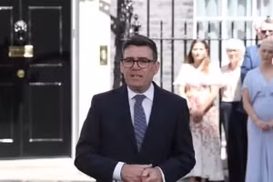 2026年7月20日，英国新任首相安迪·伯纳姆在伦敦唐宁街10号发表就任后的首次讲话。