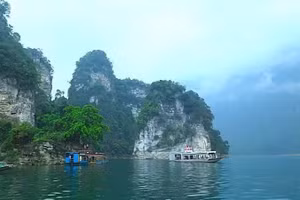 纳杭湖如诗如画的自然风光。