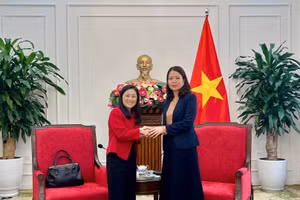 越南外交部副部长阮明姮会见美国新任驻越南特命全权大使詹妮弗·威克斯·麦克纳马拉。（图片来源：外交部）