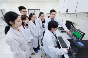 越南农业学院农学系的学生和讲师。（图片来源：VGP）