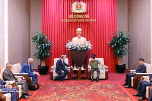 越共中央政治局委员、公安部长梁三光大将会见来访的意大利莱奥纳多集团高级副总裁丹尼埃莱·塔瓦尔诺。（图片来源：越通社）