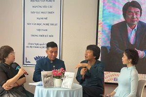 刘震云作家（右二）与胡志明市的作家、诗人与进行交流。（秋香 摄）