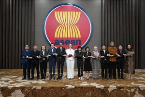 各国代表团团长合影。（图片来源：越通社）