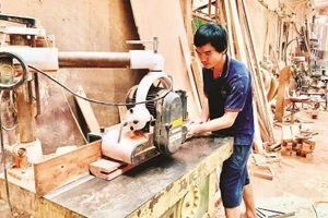 瑞麟木工传统手工艺村不少生产厂引进先进设备和高新技术，有效提升生产效率。