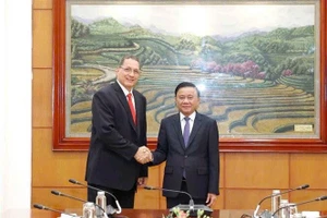 越共中央书记处常务书记陈锦绣会见委内瑞拉统一社会主义党副主席赫苏斯·法里亚。（图片来源：越通社）