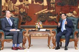 范明正总理会见以马丁·索默先生为团长的国际货币基金组织代表团。