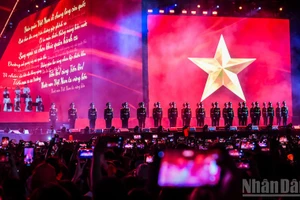 主题为《祖国在我心中》的政论艺术晚会为观众和参演艺术家带来了丰富的情感体验。（成达 摄）