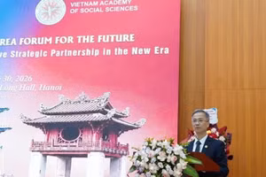 越南社会科学翰林院副院长邓春青博士在会上致辞。