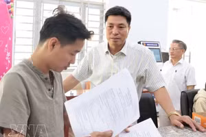 布亚摩乡党委书记黎黄南对乡公共行政服务中心的手续办理工作进行检查。（图片来源：越通社）