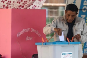 2026年3月5日，一名男人在尼泊尔加德满都的投票站参加选举投票。（图片来源：新华社）