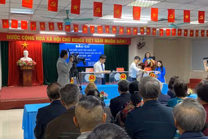 新闻工作者奔走各地 报道国家盛事【组图】