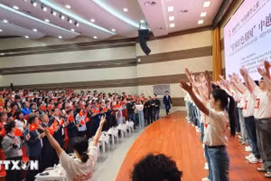 “传承红色基因”中越青年演讲会现场。（图片来源：越通社）