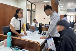 为民众办理手续。（图片来源：越通社）