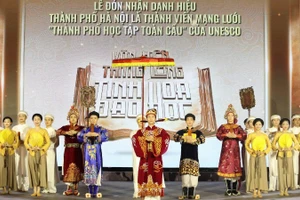 河内市人民委员会在文庙-国子监文化科学活动中心举行仪式，接受联合国教科文组织全球学习型城市网络成员证书。（图自：nhandan.vn）