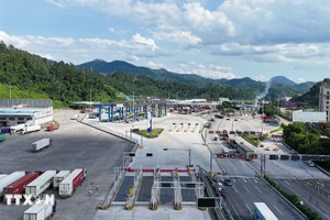 中国友谊关口岸春节临近加速通关。（图片来源：越通社）