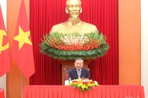 越共中央总书记苏林同新加坡人民行动党秘书长、政府总理黄循财通电话。（登科 摄）