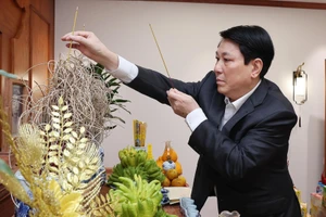 国家主席梁强向已故总书记阮富仲进香。（图片来源：越通社）