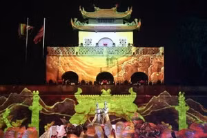 现代投影技术将升龙皇城遗产打造成为绚丽多彩的舞台。