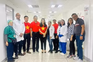越南驻委内瑞拉大使馆干部和工作人员与Hemocentro血液中心工作人员合影留念。（图片来源：越南驻委内瑞拉大使馆提供）