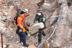当地时间2026年7月3日，越南救援队在委内瑞拉地震灾区现场搜寻失踪人员（黄宇 摄）