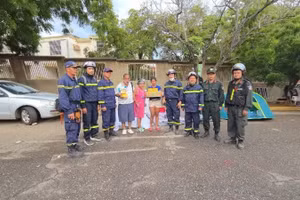 越南公安部救援队走访慰问遇难者家属，向他们赠送口粮。（图片来源：越南公安部）