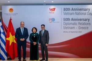 越南驻希腊大使范氏秋香与希腊发展部副部长斯塔夫罗斯卡拉法蒂斯（Stavros Kalafatis）。（图片来源：越通社）