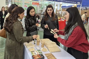 许多国外客商对绿色产品感兴趣。（图片来源： 越通社）