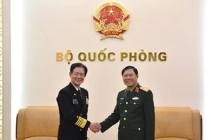 越南国防部副部长阮新疆大将与日本海上幕僚长斋藤聪上将。（图片来源：人民军队报）