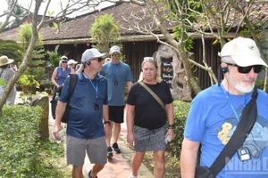 外国游客参观东和协古村。