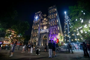 河内还剑坊大教堂区域张灯结彩迎接圣诞节。