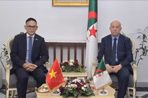 越南驻阿尔及利亚大使陈国庆与阿尔及利亚民族解放阵线总书记阿卜杜勒克里姆·本穆巴拉克。（图片来源：越通社）