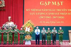 越共中央总书记、国家主席苏林向人民警察力量赠送鲜花。（登科 摄）