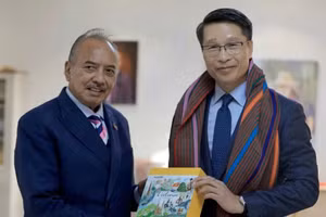 越南驻东帝汶临时代办范平潭与东帝汶副总理、经济事务统筹部长兼旅游与环境部长弗朗西斯科·卡尔布阿迪·莱互赠纪念品。