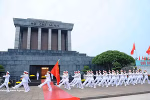 仪仗队齐步走过胡志明主席陵。（图片来源：越通社）