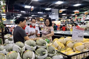 消费者购买水果。（图片来源：越通社）