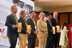 关于越南与德国关系的专书赠送活动在纪念仪式上举行。