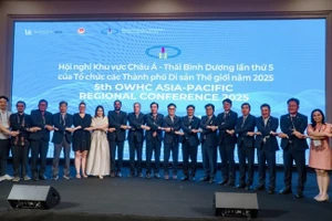 出席世界遗产城市组织（OWHC）亚太地区第五次会议的各位代表合影。