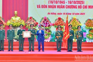 政府总理范明正向第五军区武装力量授予胡志明勋章