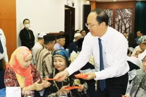 胡志明市领导向少数民族代表赠送新年红包。（图片来源：越通社）