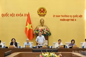 越南国会主席陈青敏在会上发表讲话。