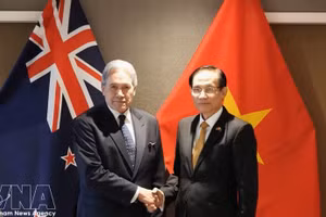 越共中央政治局委员、外交部长黎怀忠与新西兰外交部长温斯顿·彼得斯。（图片来源：越通社）