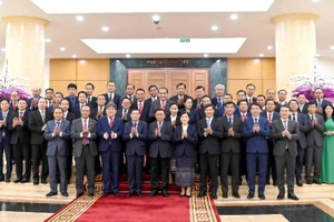 越共中央政治局委员、中央书记处常务书记陈锦秀与老挝人民革命党高级干部代表团成员合影。（图片来源：越通社）